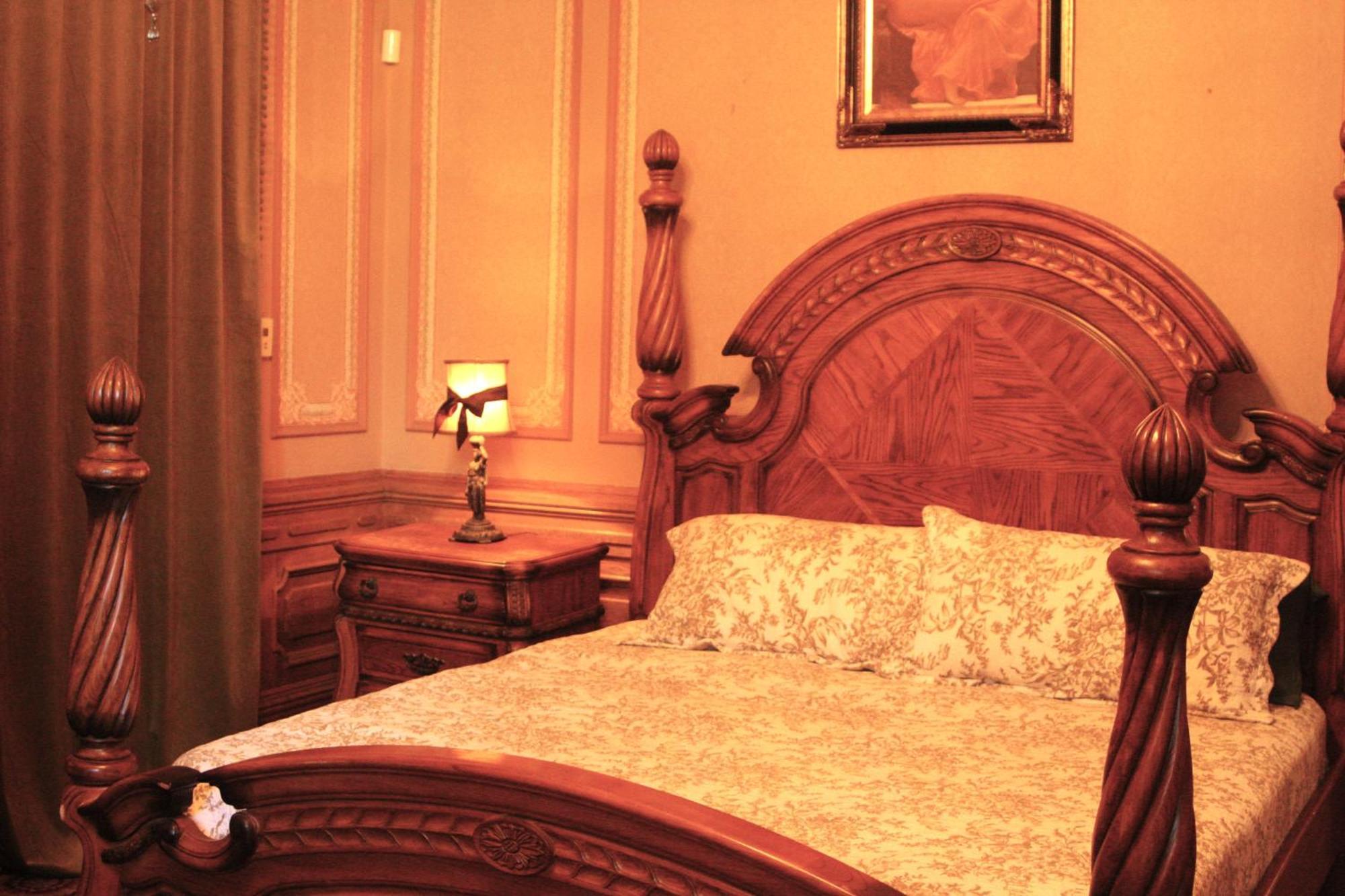 Henderson Castle Bed & Breakfast 3*
