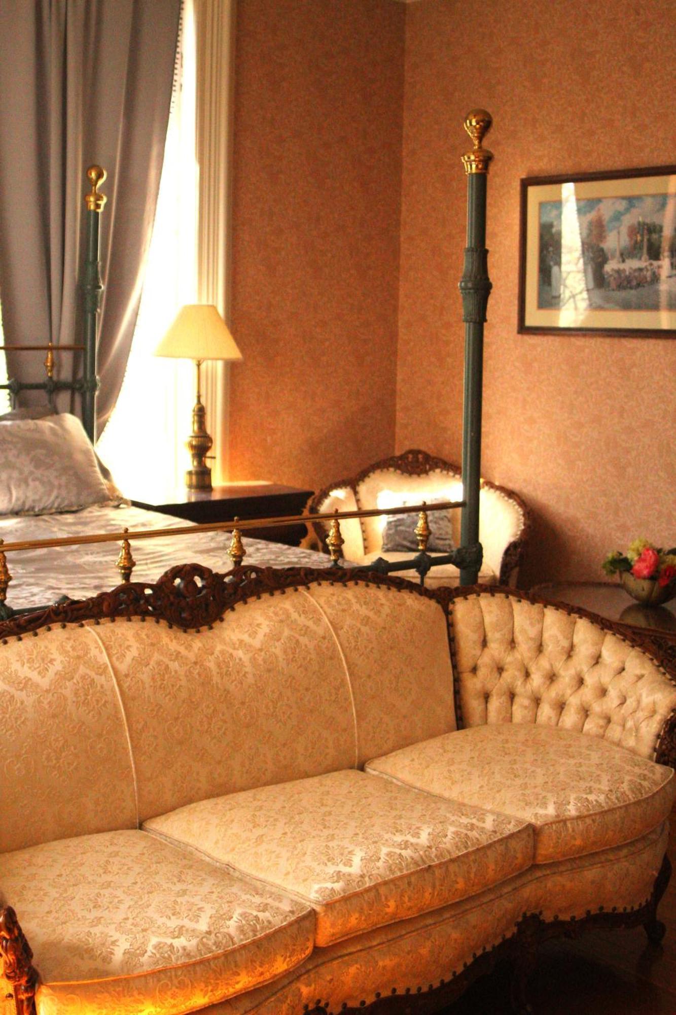 Henderson Castle Bed & Breakfast 3*