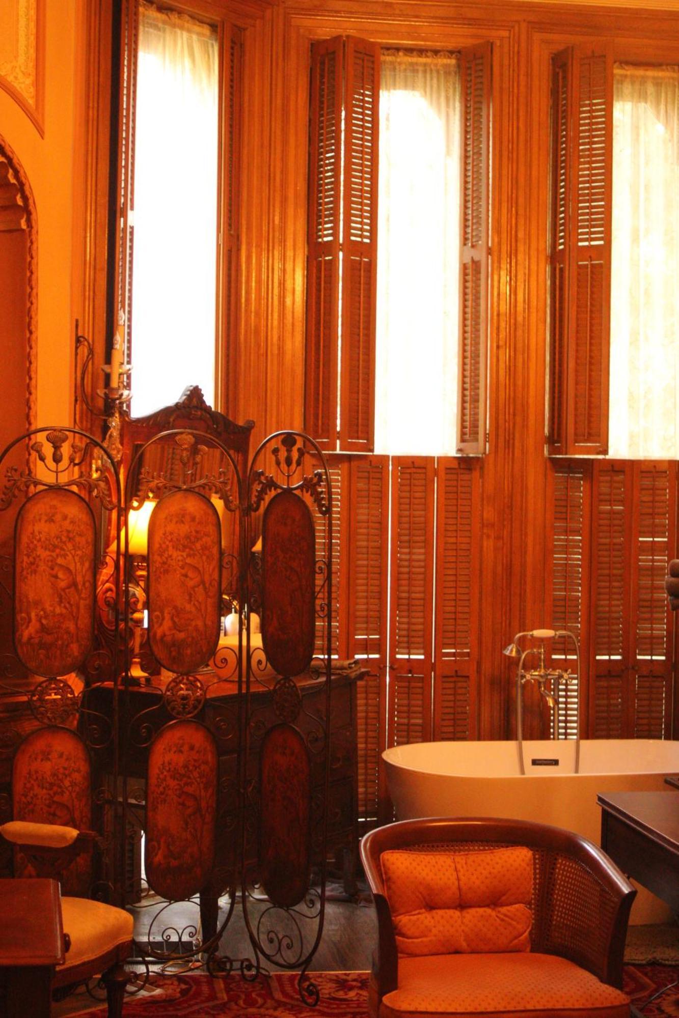 Henderson Castle Bed & Breakfast