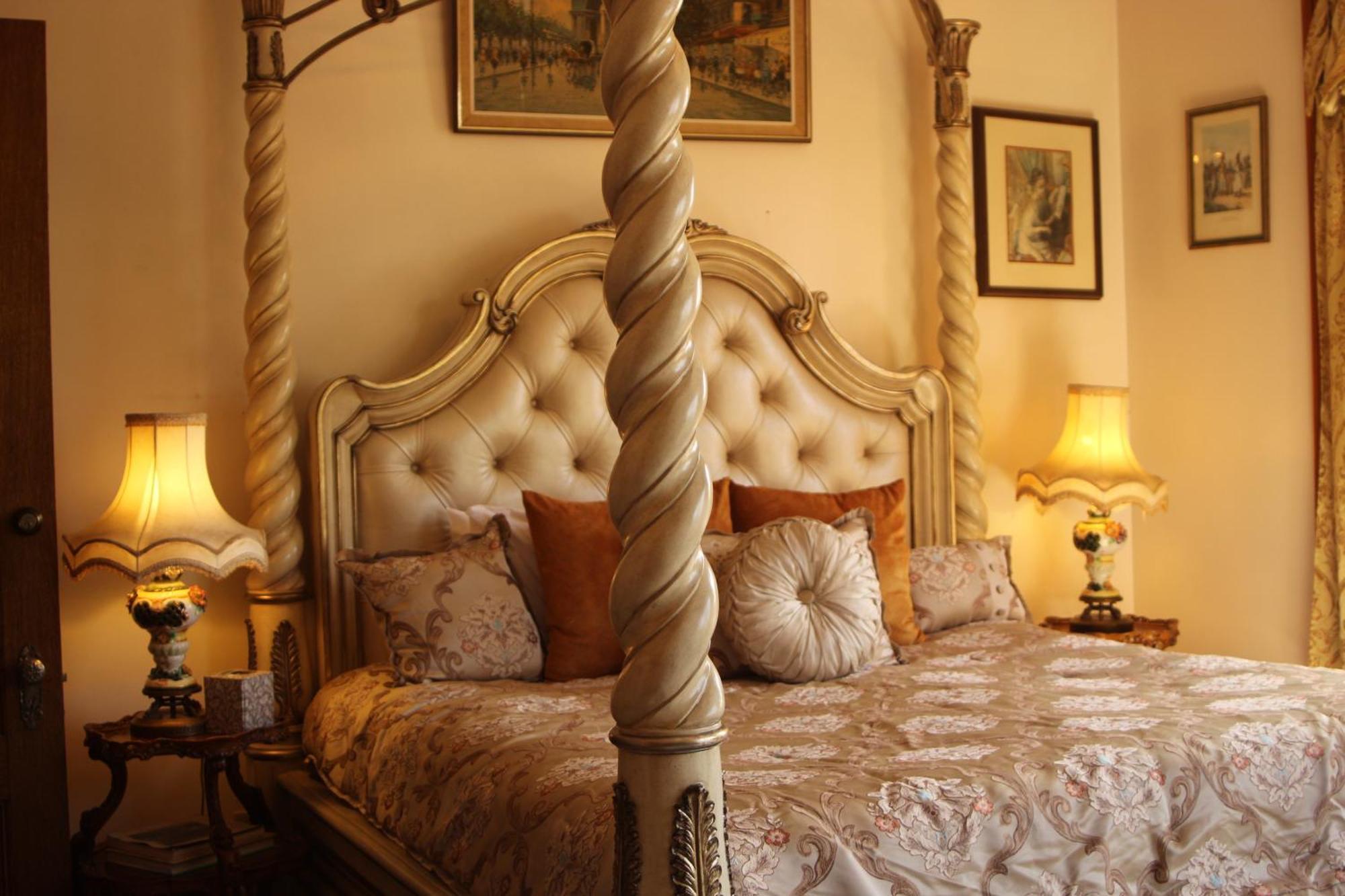 Henderson Castle Bed & Breakfast