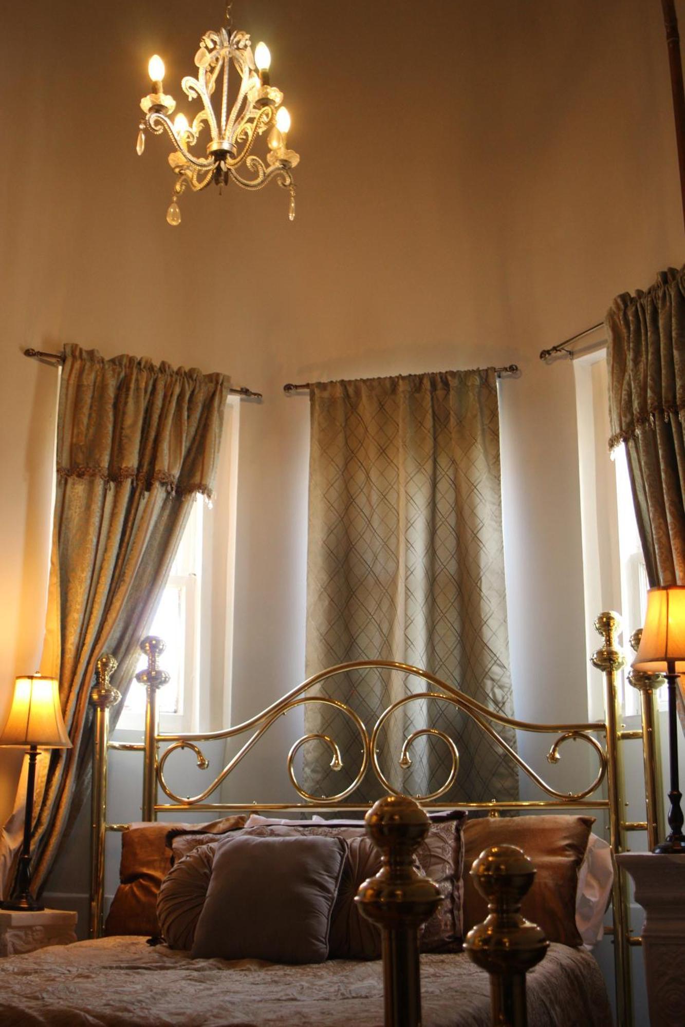 Henderson Castle Bed & Breakfast